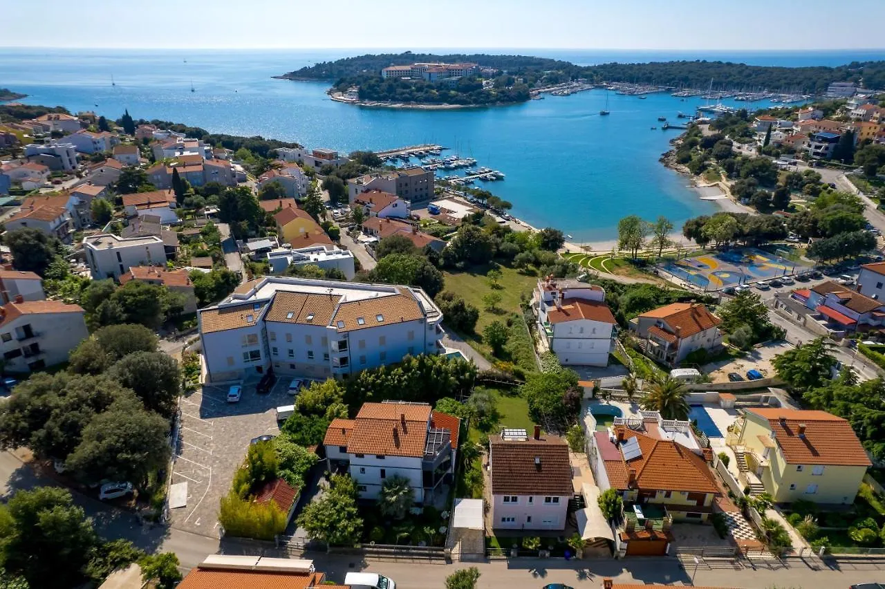 Apartment Nensi Pjescana Uvala 0*,